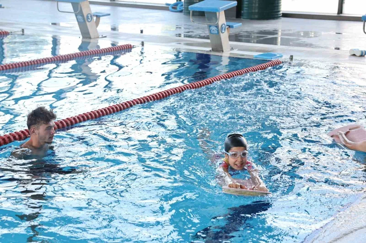 Nilüfer'de kırsal mahalle çocukları yüzme öğreniyor