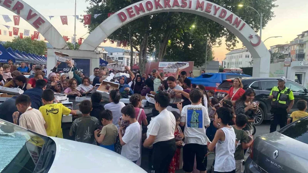 Körfez'de Altın Kiraz Festivali'nde kirazlar saniyeler içinde tükendi