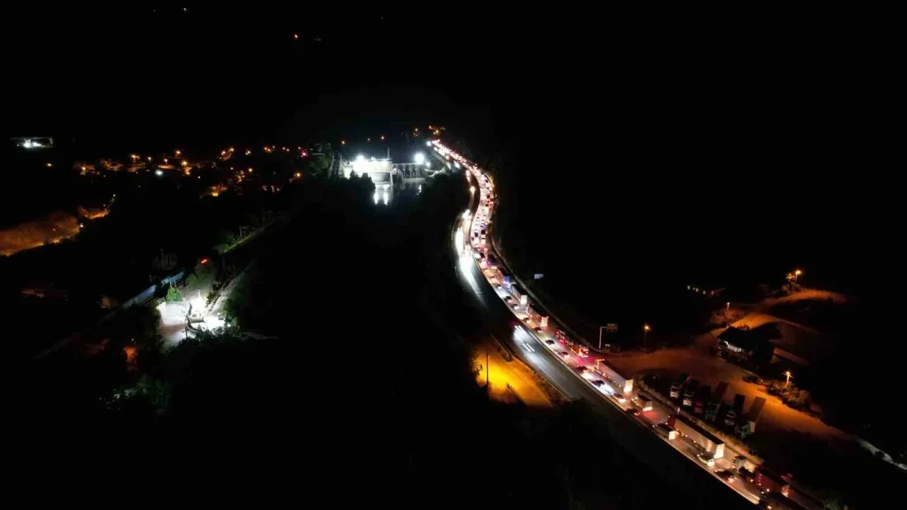 Sakarya D-650'de yol çalışması ve kaza trafiği kilitledi