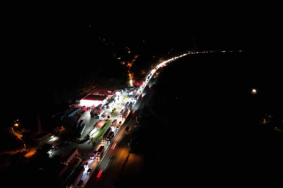 Sakarya D-650'de yol çalışması ve kaza trafiği kilitledi