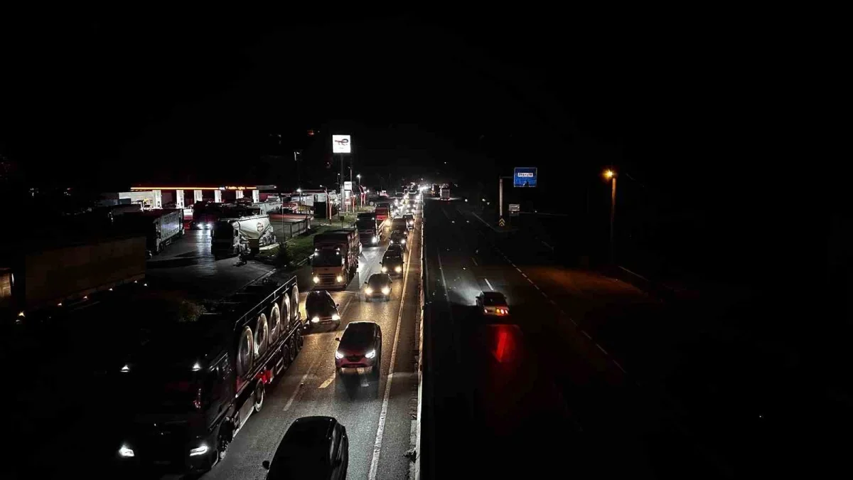 Sakarya D-650'de yol çalışması ve kaza trafiği kilitledi