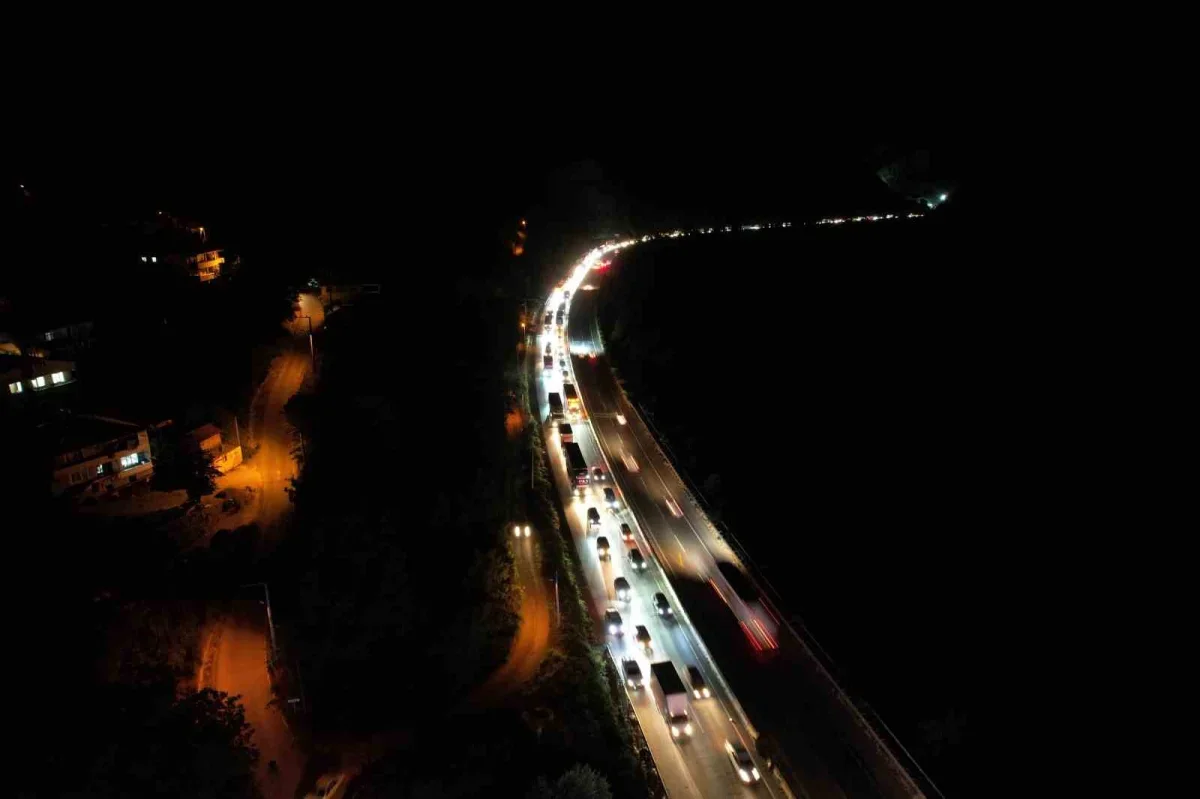 Sakarya D-650'de yol çalışması ve kaza trafiği kilitledi
