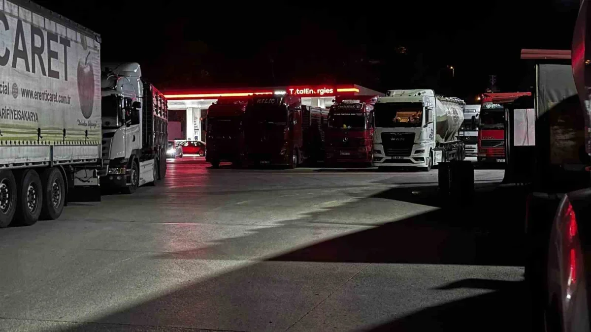 Sakarya D-650'de yol çalışması ve kaza trafiği kilitledi