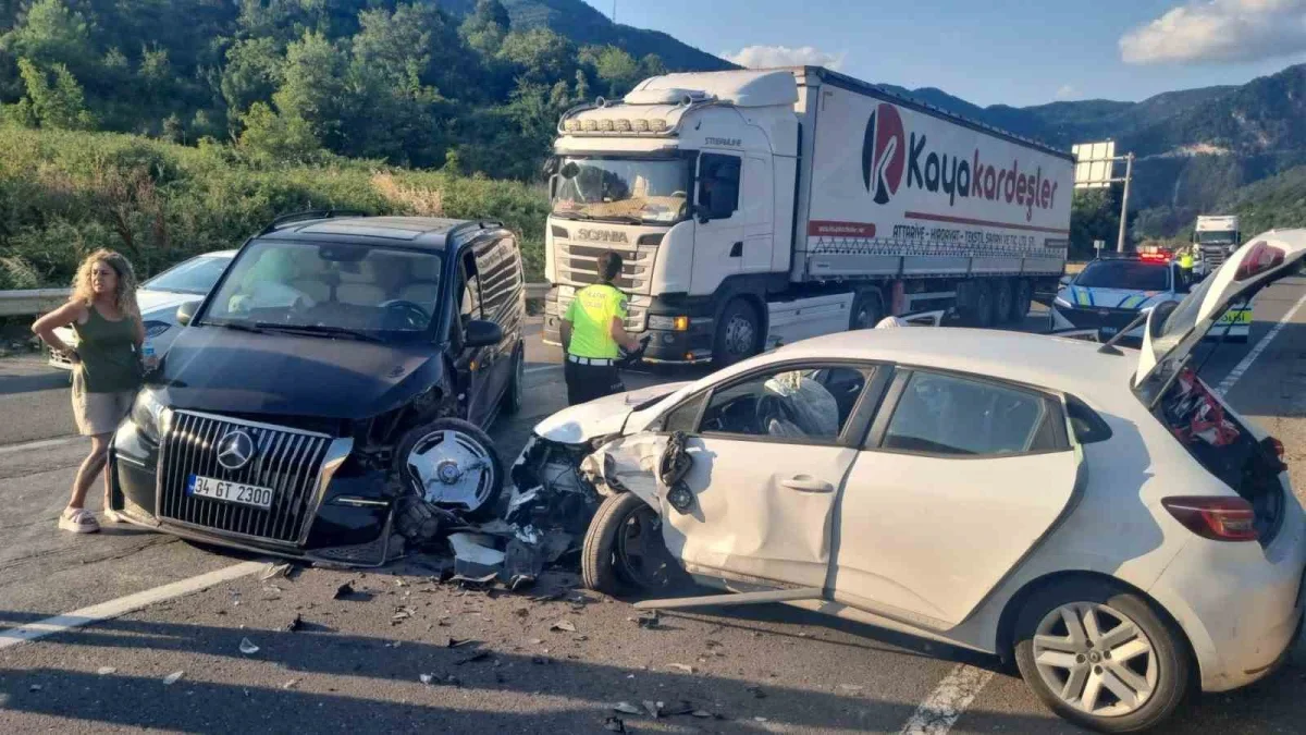 Sakarya D-650'de yol çalışması ve kaza trafiği kilitledi