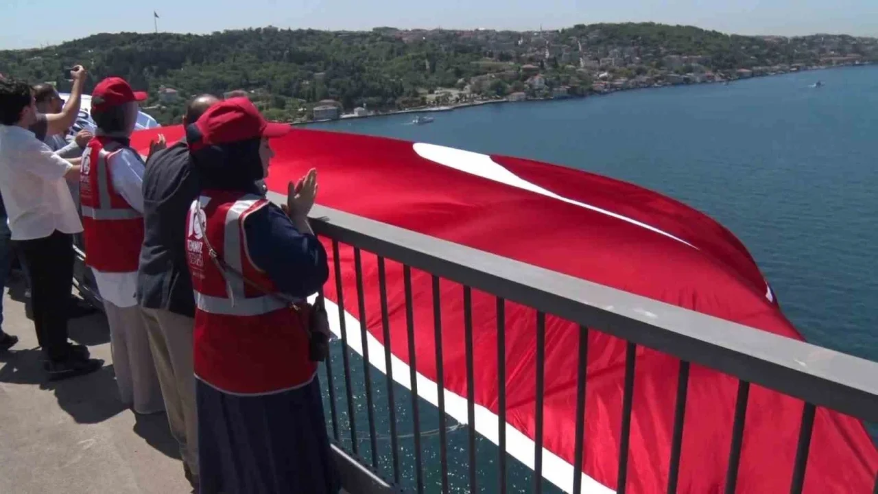 15 Temmuz Şehitler Köprüsü'ne 10. yılda dev Türk bayrağı asıldı