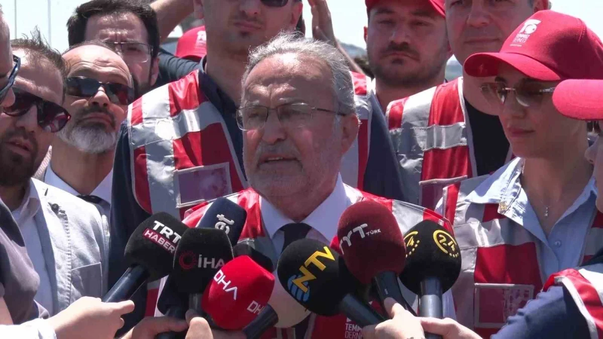 15 Temmuz Şehitler Köprüsü'ne 10. yılda dev Türk bayrağı asıldı