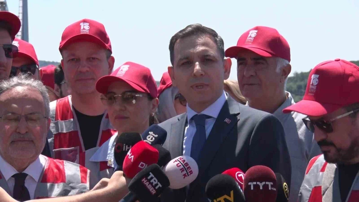 15 Temmuz Şehitler Köprüsü'ne 10. yılda dev Türk bayrağı asıldı