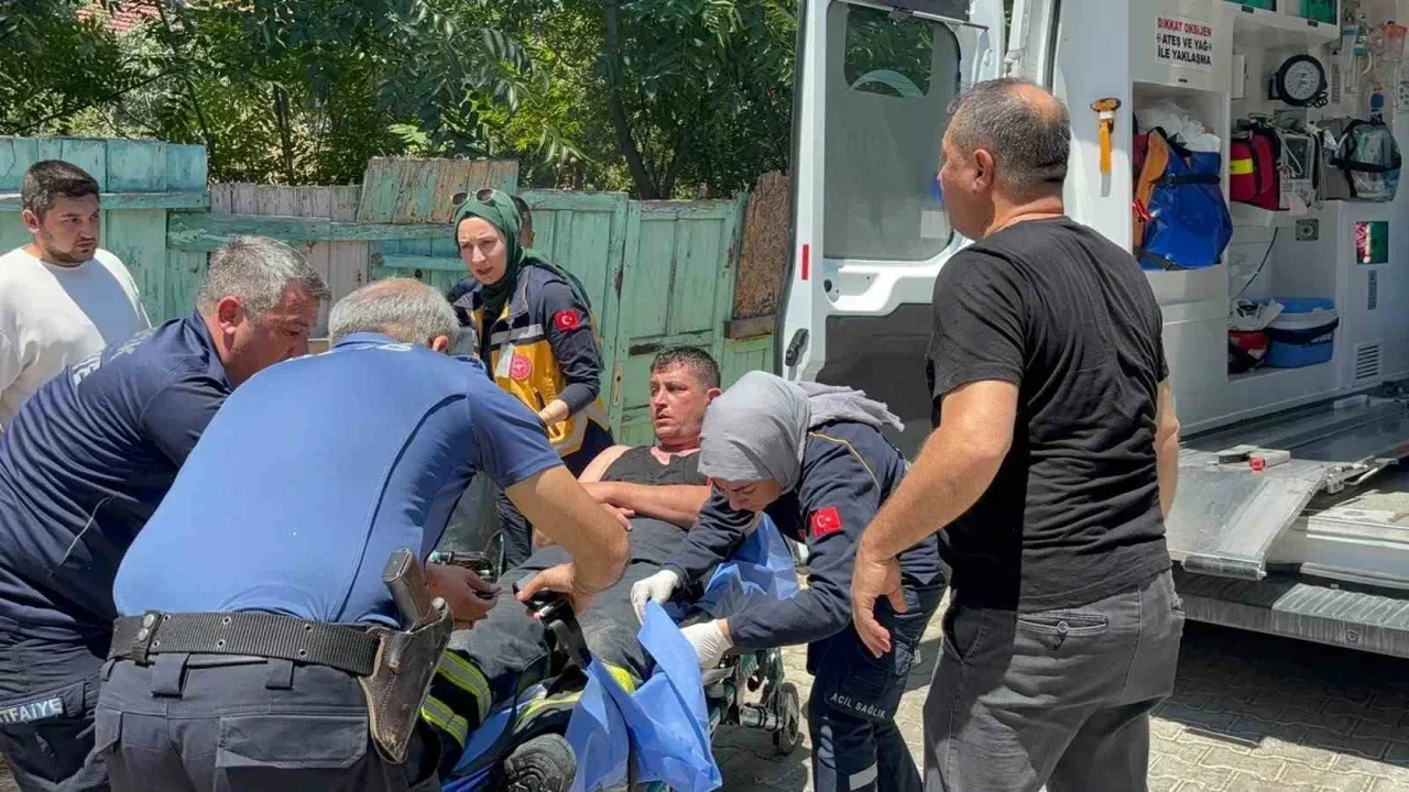Bilecik'te çatı yangınına müdahale eden itfaiyeci yaralandı
