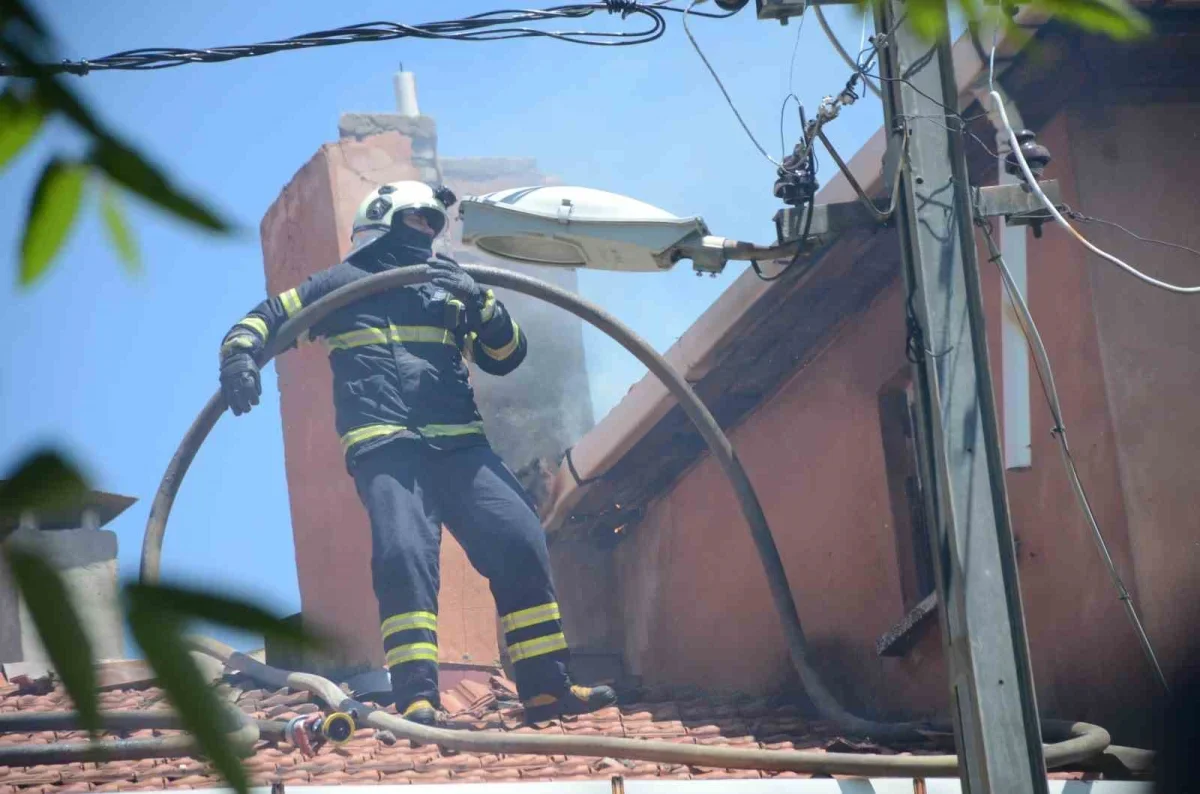 Bilecik'te çatı yangınına müdahale eden itfaiyeci yaralandı