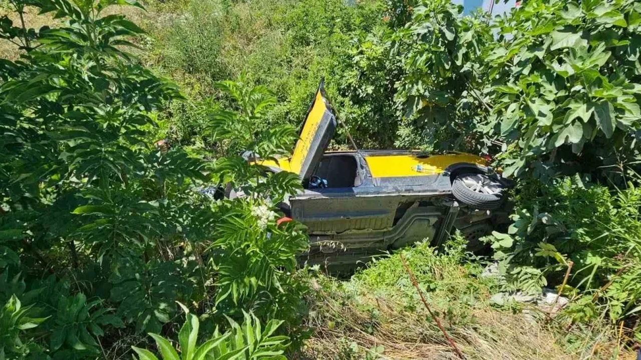 Sapanca'da otomobil ile taksi çarpıştı, sürücü dereye düştü