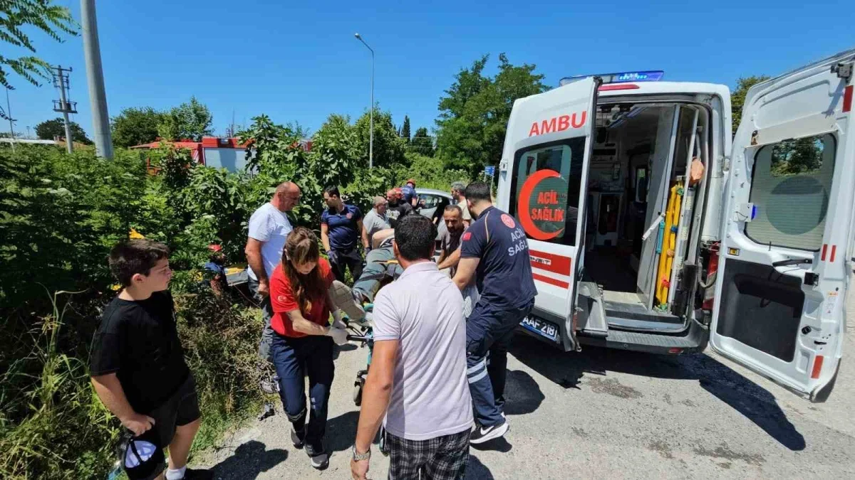 Sapanca'da otomobil ile taksi çarpıştı, sürücü dereye düştü