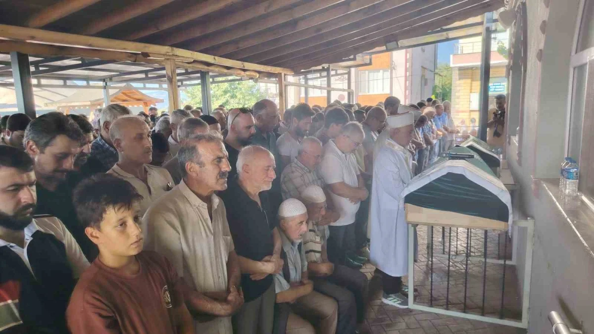 Elektrik akımına kapılan baba ve oğul Kocaeli'de defnedildi