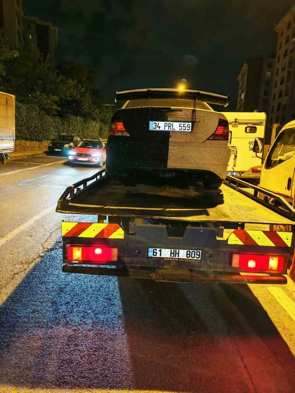 Başakşehir'de gürültü yapan araç trafikten men edildi