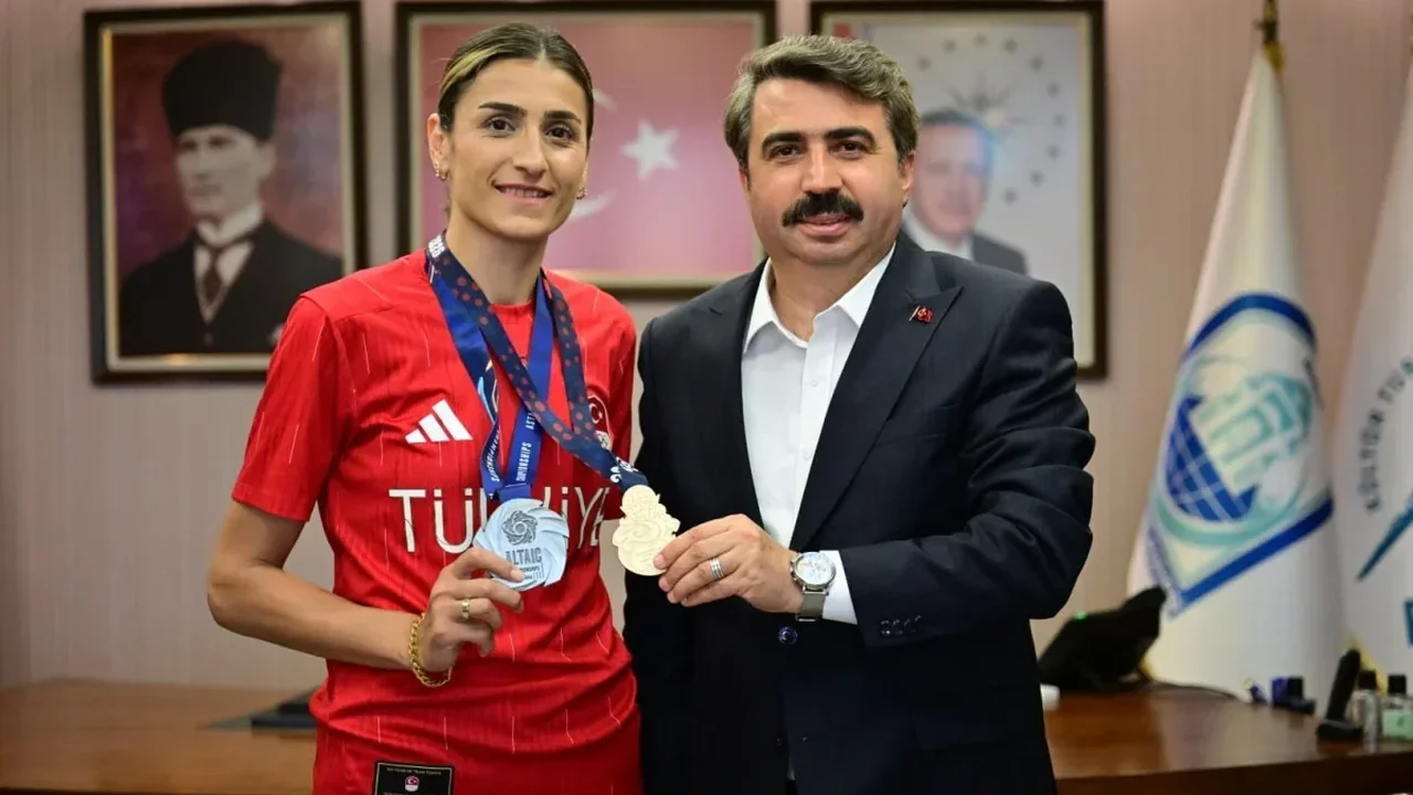 Hatice Kübra İlgün, madalya sevincini Oktay Yılmaz'la paylaştı