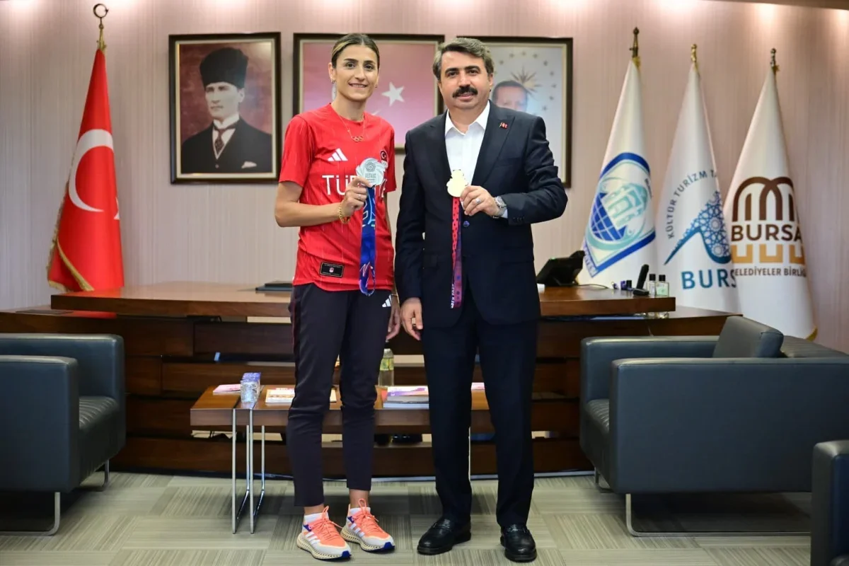 Hatice Kübra İlgün, madalya sevincini Oktay Yılmaz'la paylaştı