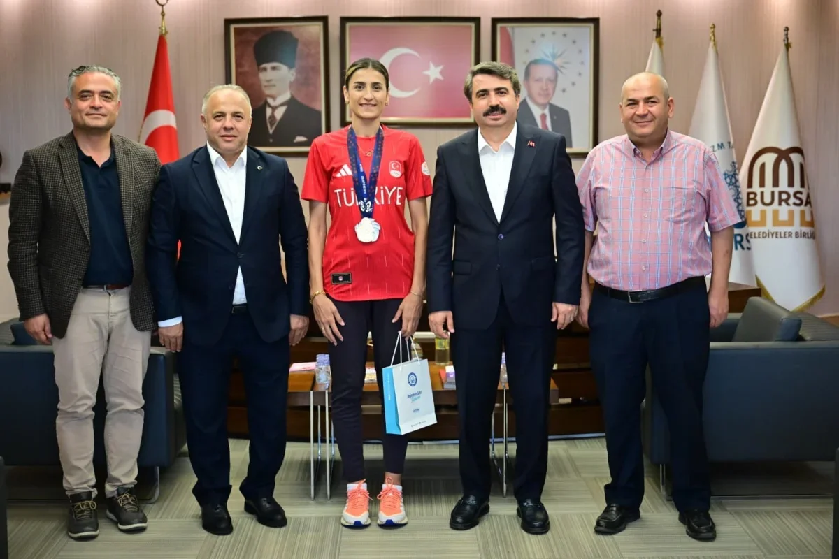 Hatice Kübra İlgün, madalya sevincini Oktay Yılmaz'la paylaştı