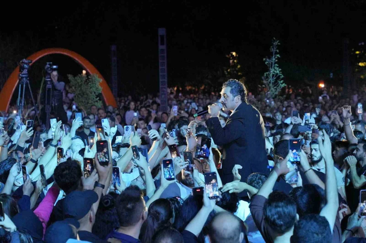 Bayhan, Sakarya Kültür Yolu Festivali'nde sahne aldı