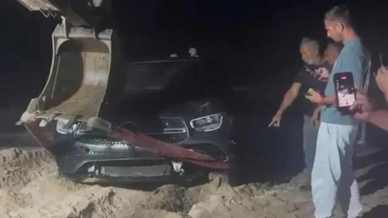 Kocaeli Kandıra'da otomobil kumsalı aşıp denize düştü