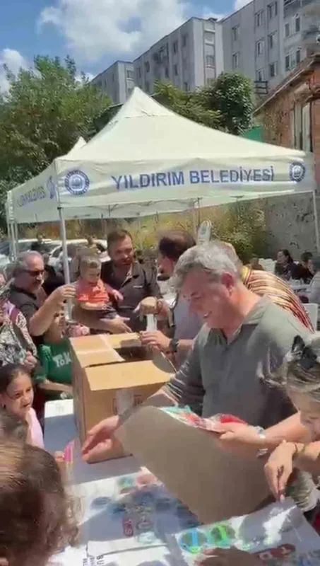 Bursa'da Muharrem ayında aşure ve oyuncak dağıtımı
