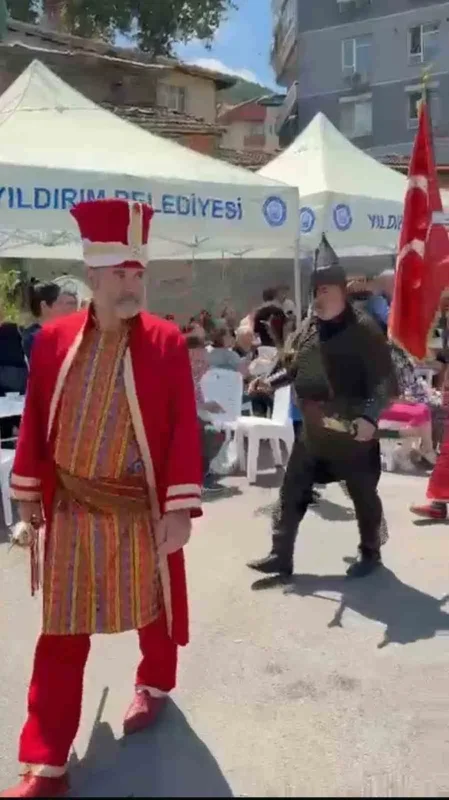 Bursa'da Muharrem ayında aşure ve oyuncak dağıtımı