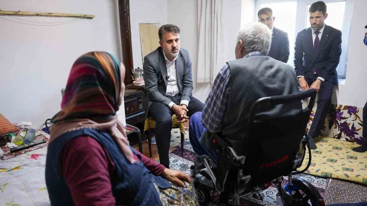 Şahin Biba, akülü sandalye talebini evinde teslim etti