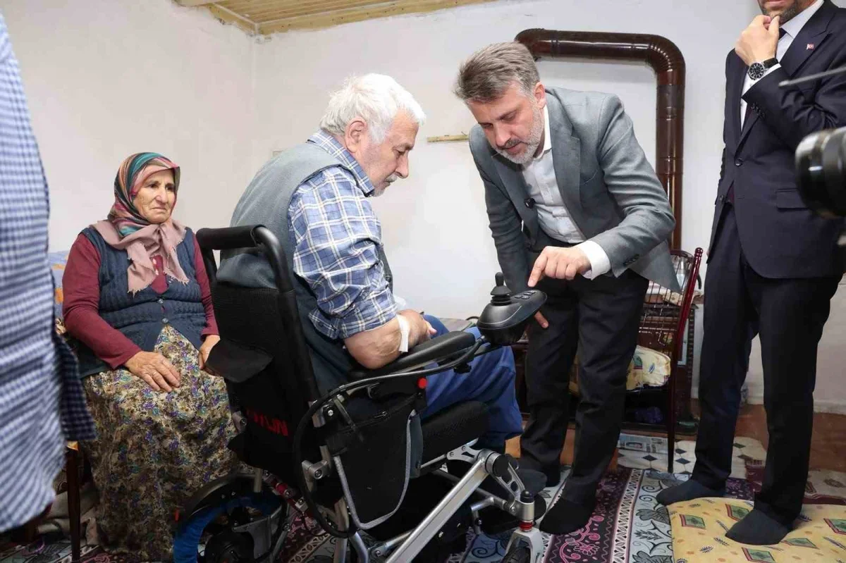 Şahin Biba, akülü sandalye talebini evinde teslim etti