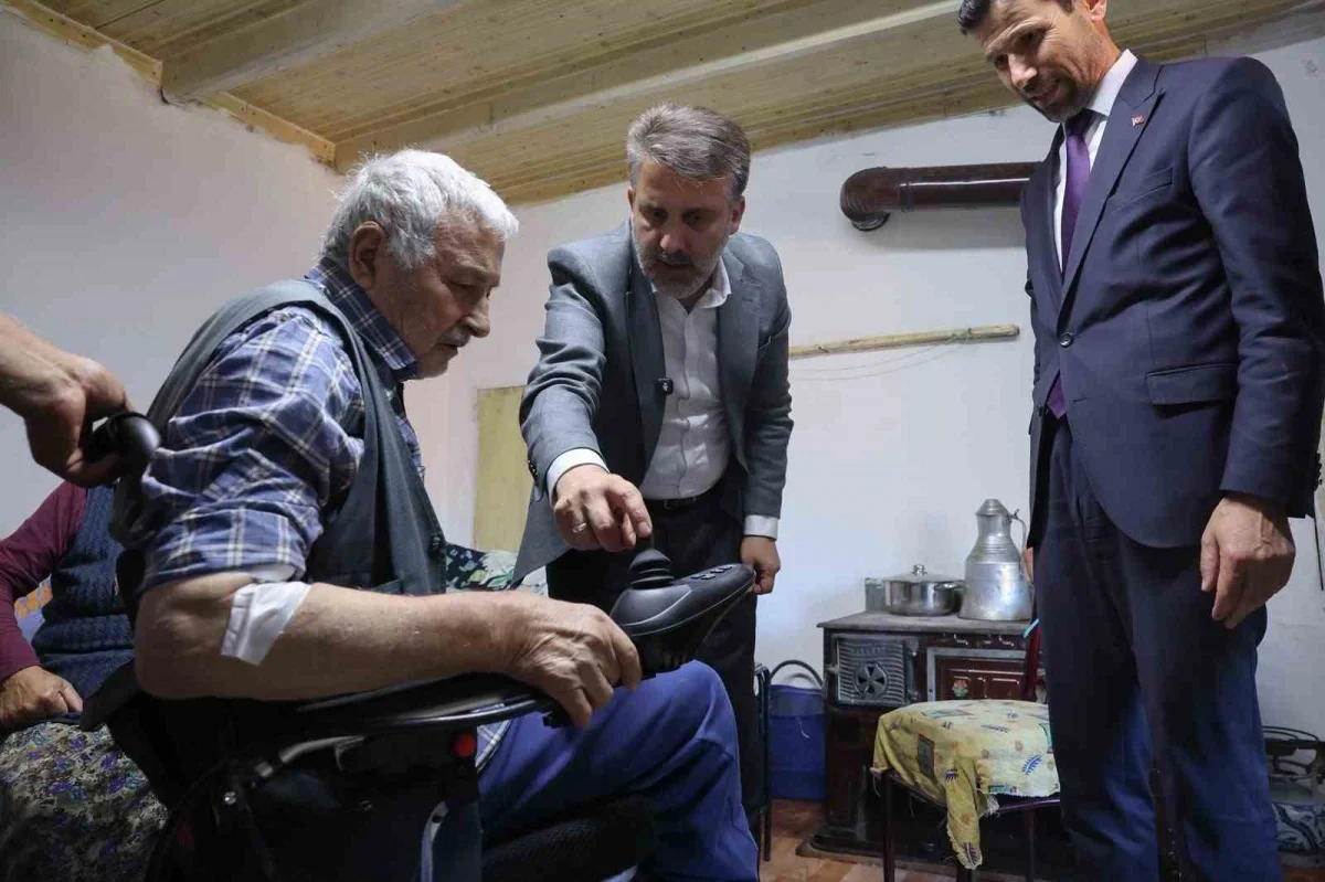 Şahin Biba, akülü sandalye talebini evinde teslim etti