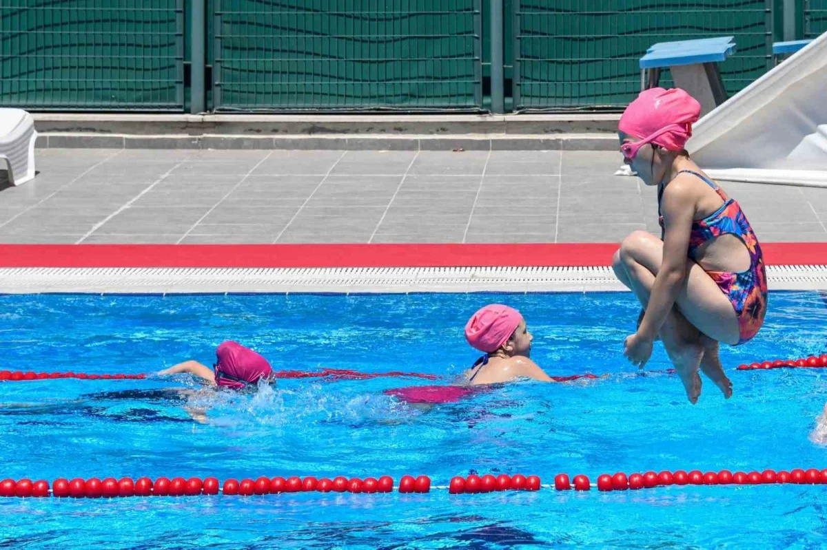 Osmangazi'de çocuklar temel yüzme eğitimiyle geleceğe hazırlanıyor