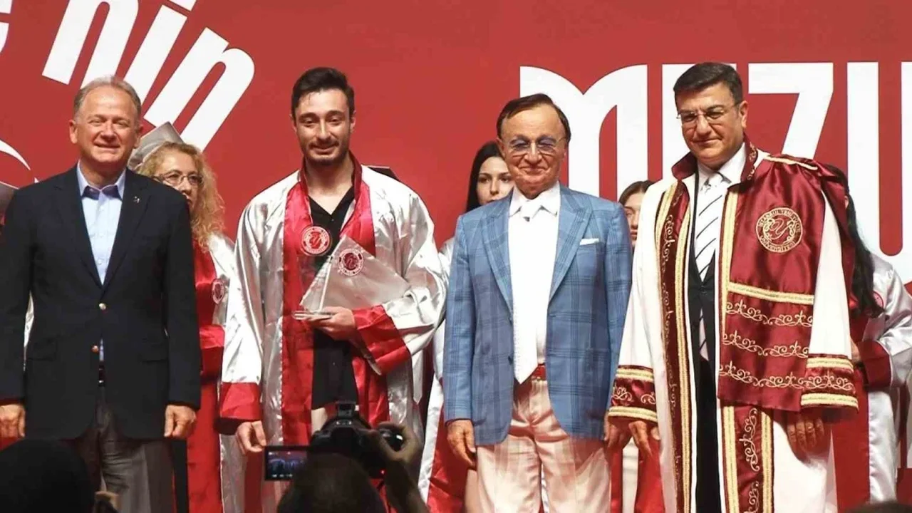 İstanbul Yeni Yüzyıl Üniversitesi'nde 3 bin 40 öğrenci mezun oldu