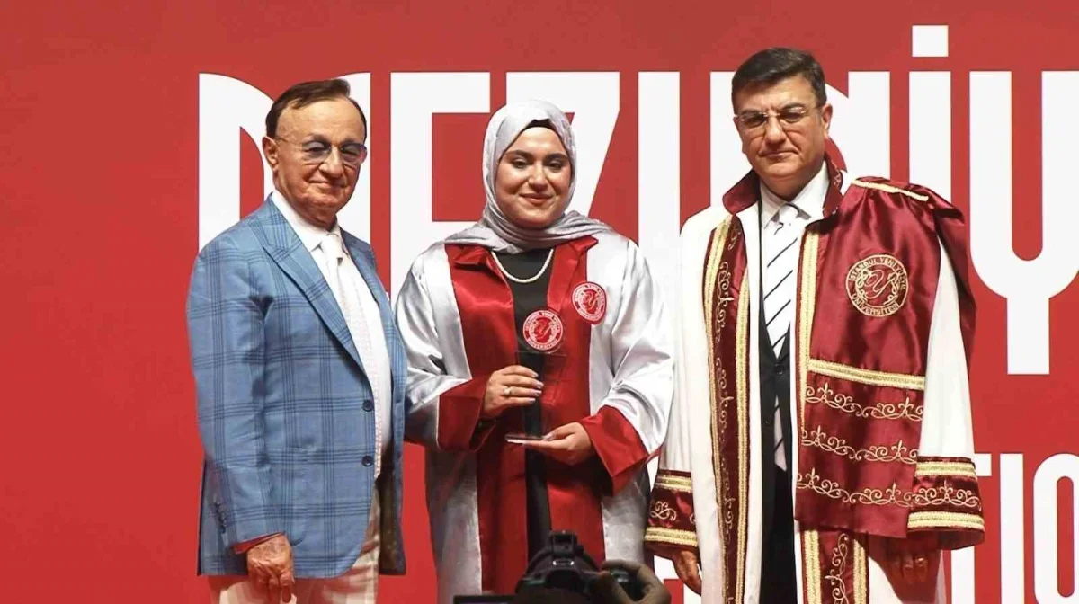 İstanbul Yeni Yüzyıl Üniversitesi'nde 3 bin 40 öğrenci mezun oldu