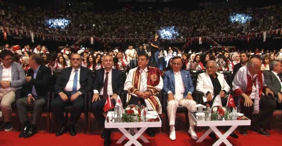 İstanbul Yeni Yüzyıl Üniversitesi'nde 3 bin 40 öğrenci mezun oldu