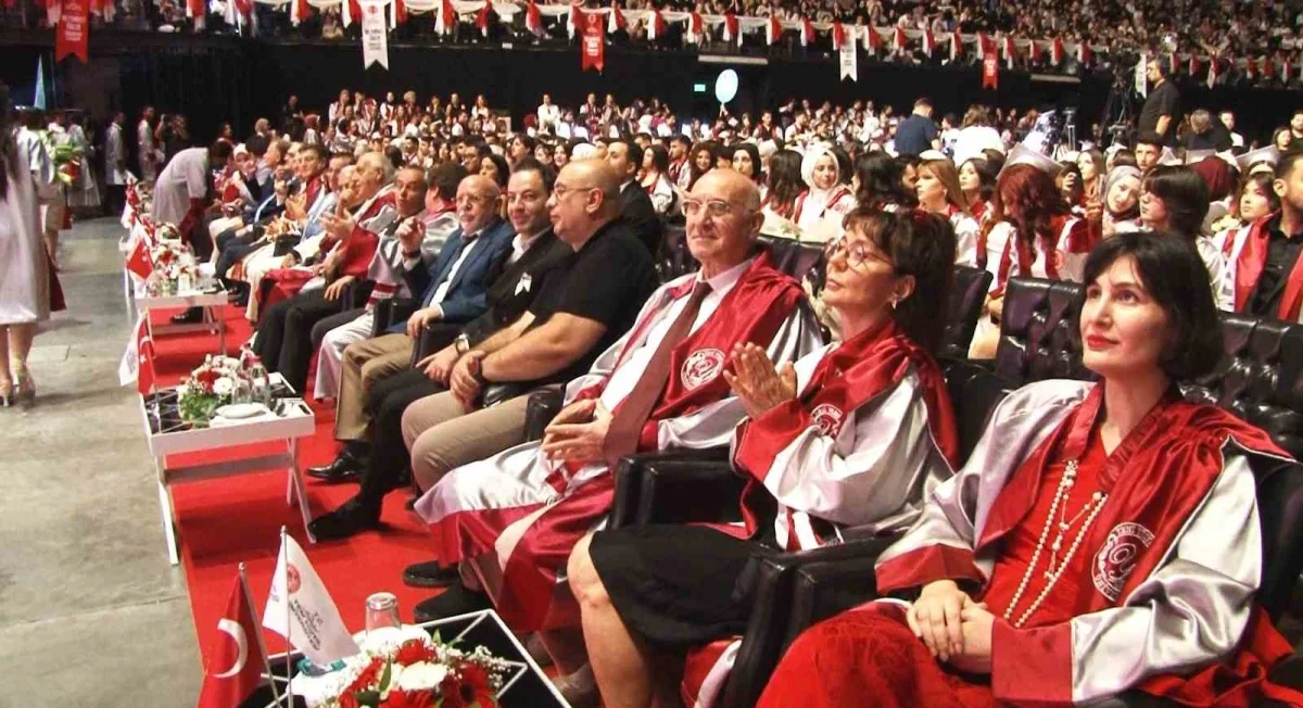 İstanbul Yeni Yüzyıl Üniversitesi'nde 3 bin 40 öğrenci mezun oldu