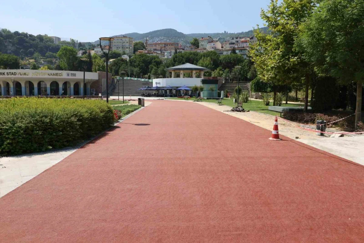 Bursa Millet Bahçesi'ndeki yürüyüş yolu sil baştan yenileniyor