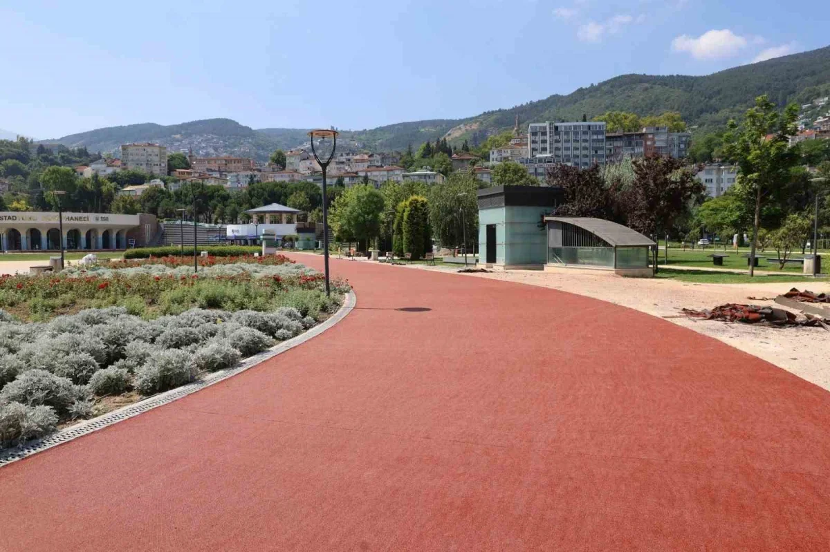Bursa Millet Bahçesi'ndeki yürüyüş yolu sil baştan yenileniyor