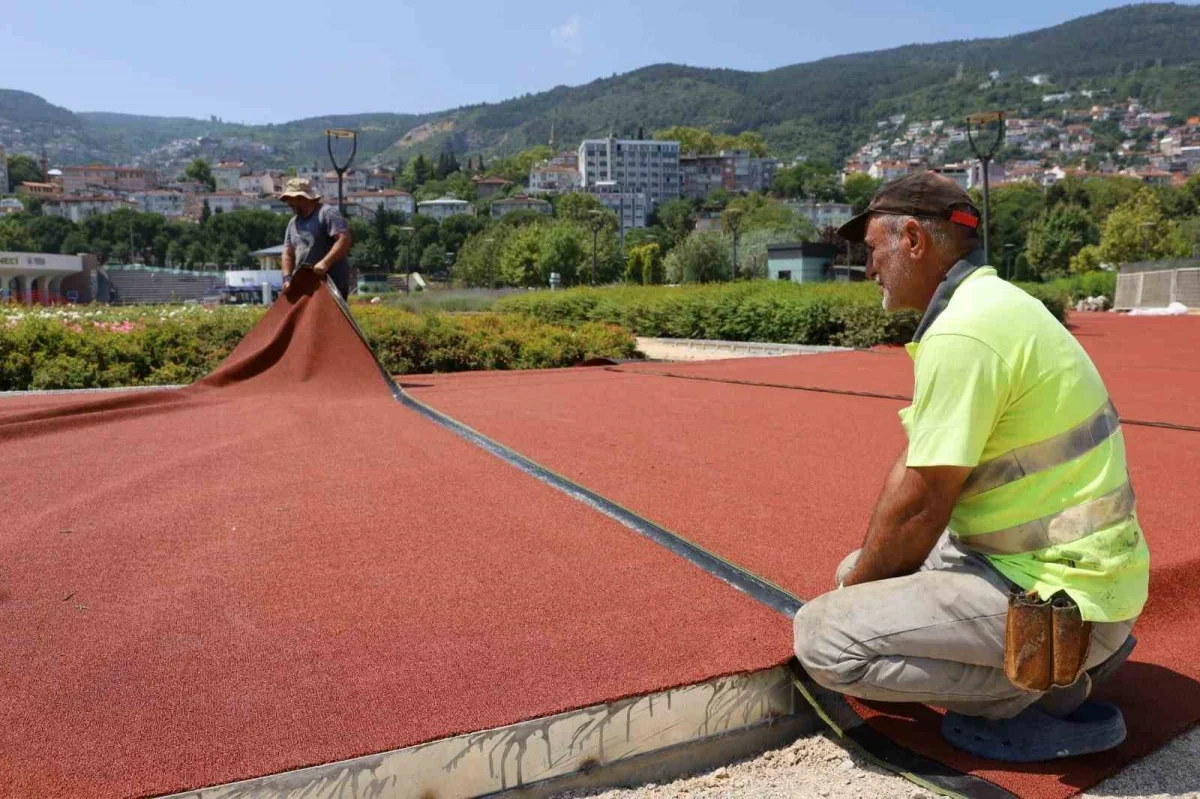 Bursa Millet Bahçesi'ndeki yürüyüş yolu sil baştan yenileniyor