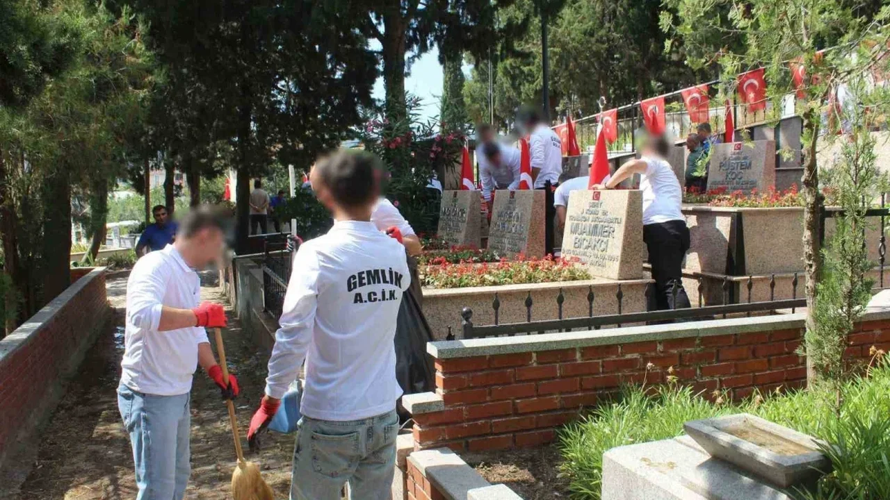 Gemlik'te hükümlü ve personelden şehitliğe anlamlı ziyaret
