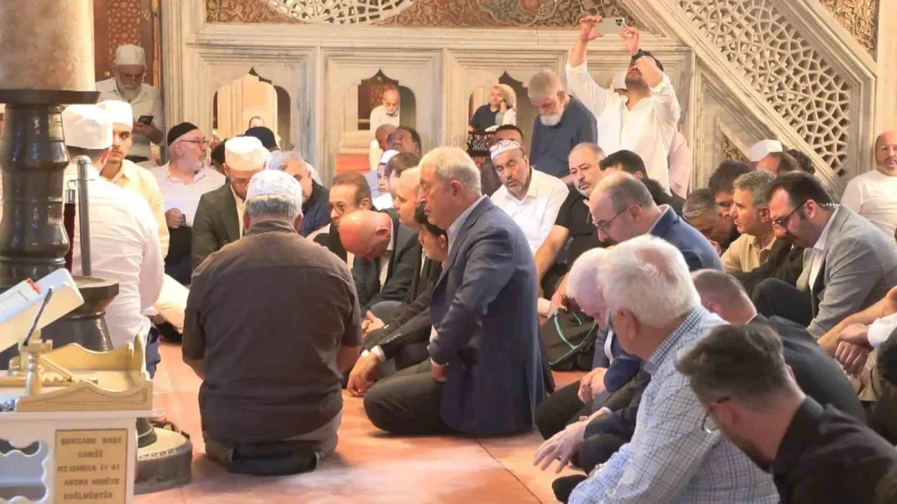 15 Temmuz şehidi İlhan Varank kabri başında dualarla anıldı