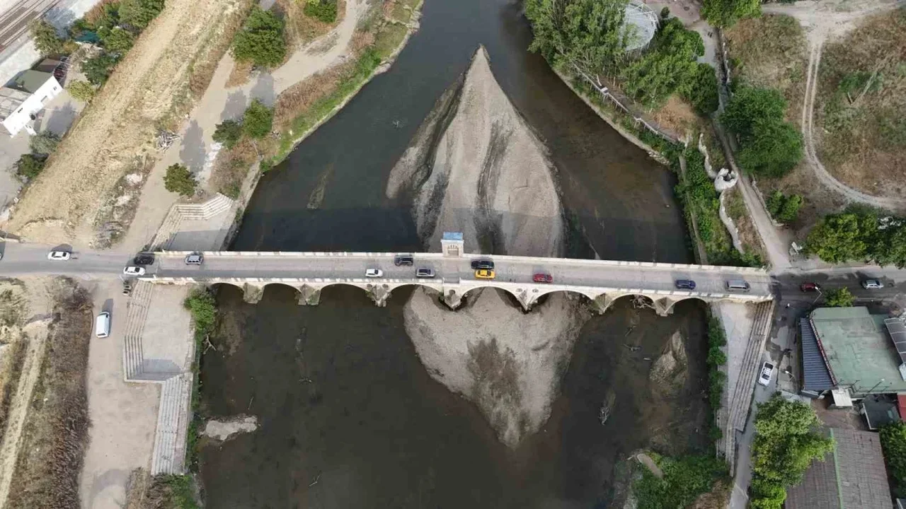 Tunca Nehri'nde su çekildi, kirlilik ve atıklar ortaya çıktı