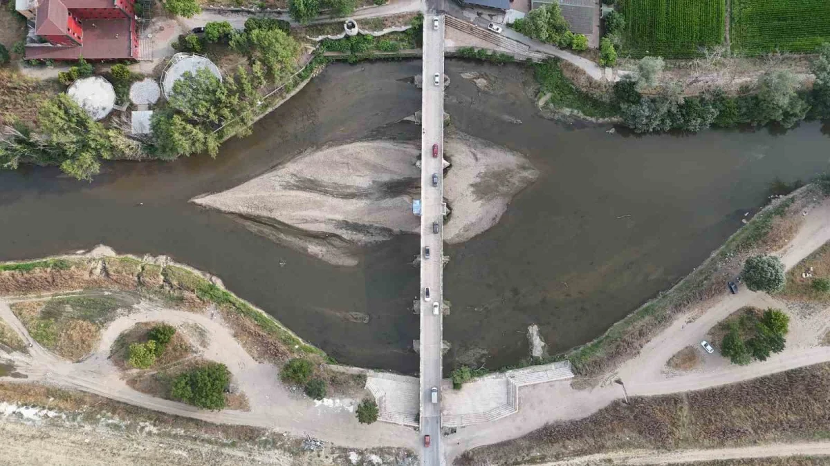 Tunca Nehri'nde su çekildi, kirlilik ve atıklar ortaya çıktı