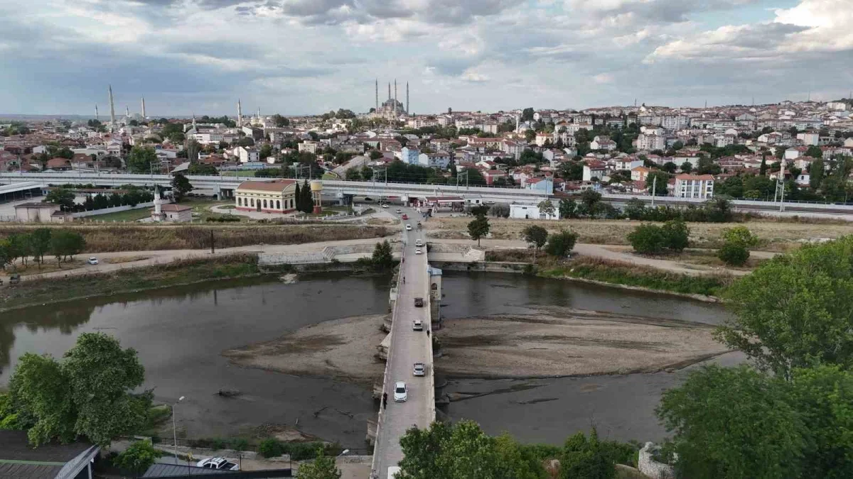 Tunca Nehri'nde su çekildi, kirlilik ve atıklar ortaya çıktı