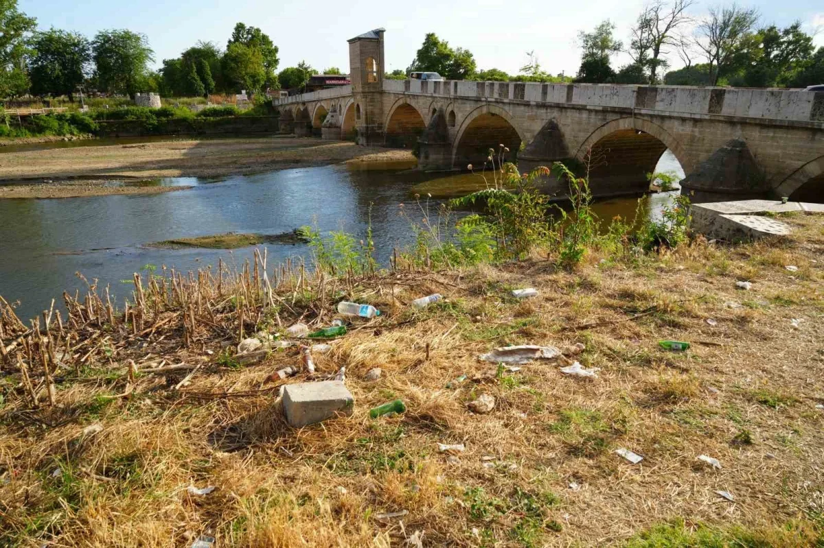 Tunca Nehri'nde su çekildi, kirlilik ve atıklar ortaya çıktı