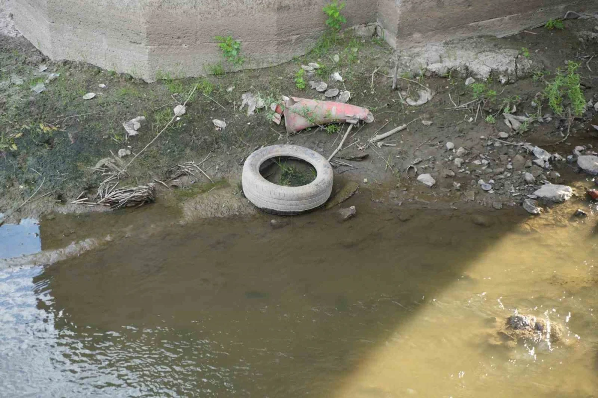 Tunca Nehri'nde su çekildi, kirlilik ve atıklar ortaya çıktı
