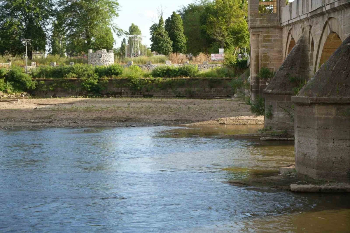 Tunca Nehri'nde su çekildi, kirlilik ve atıklar ortaya çıktı