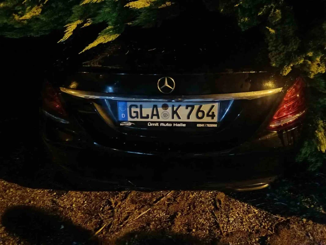 Erdek'te fırtına ve dolu: Ağaçlar devrildi, çatılar uçtu