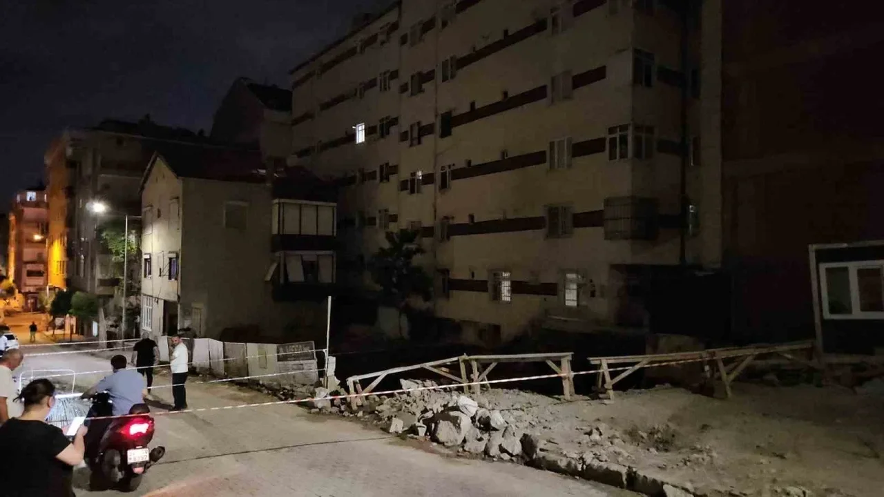 Bahçelievler'de temel kazısı sonrası 7 katlı bina tahliye edildi