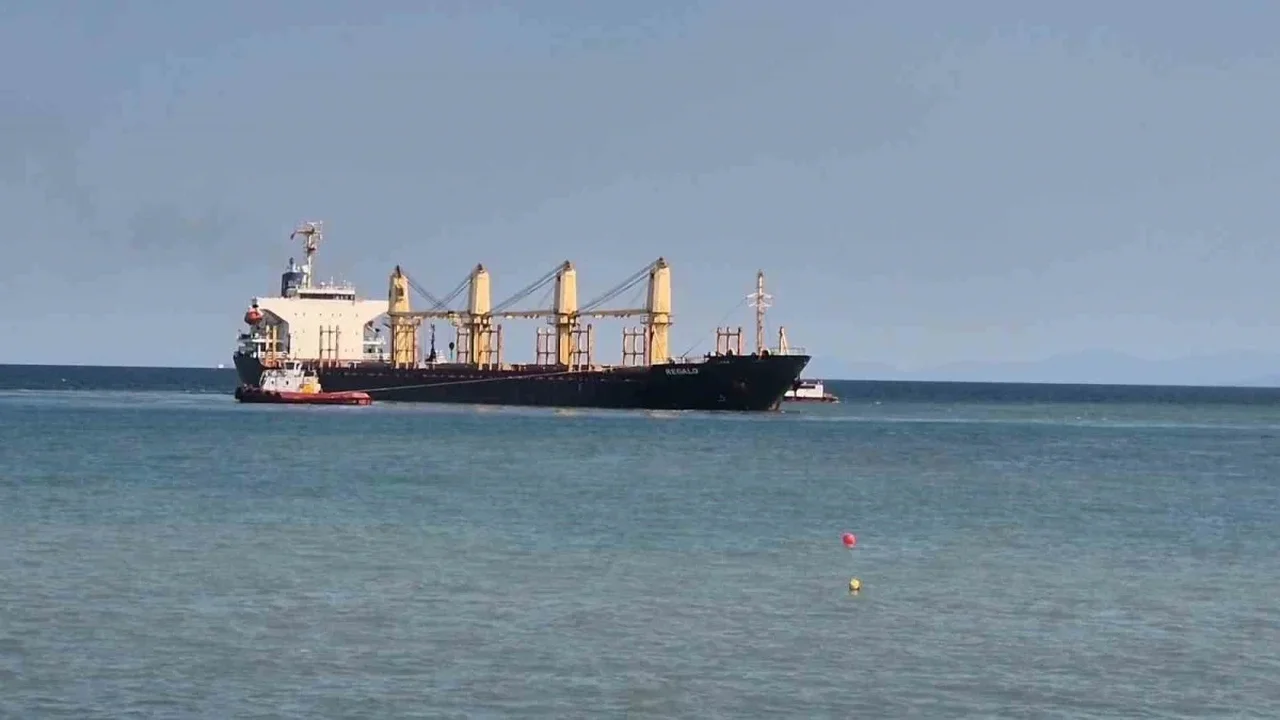 Tekirdağ açıklarında karaya oturan REGALO gemisini kurtarma çalışması