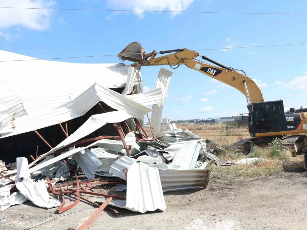 Nilüfer'de 3 mahallede 3 bin 300 metrekarelik kaçak yapı yıkıldı
