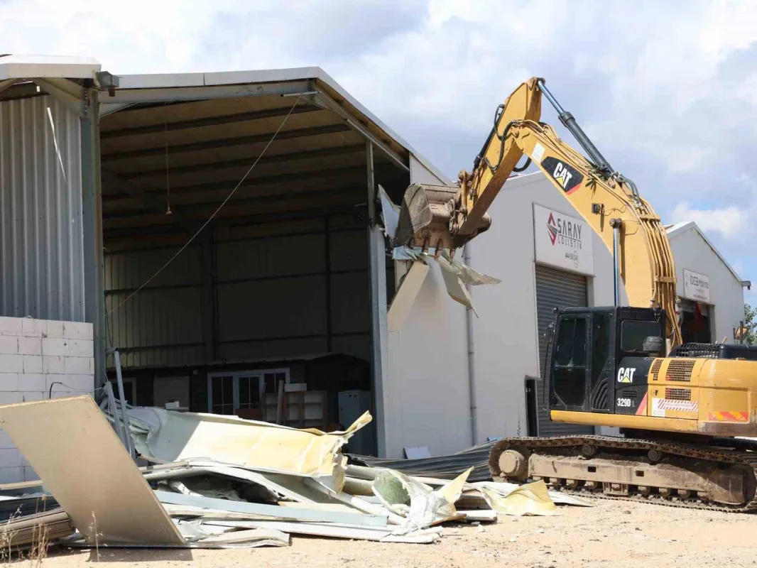 Nilüfer'de 3 mahallede 3 bin 300 metrekarelik kaçak yapı yıkıldı