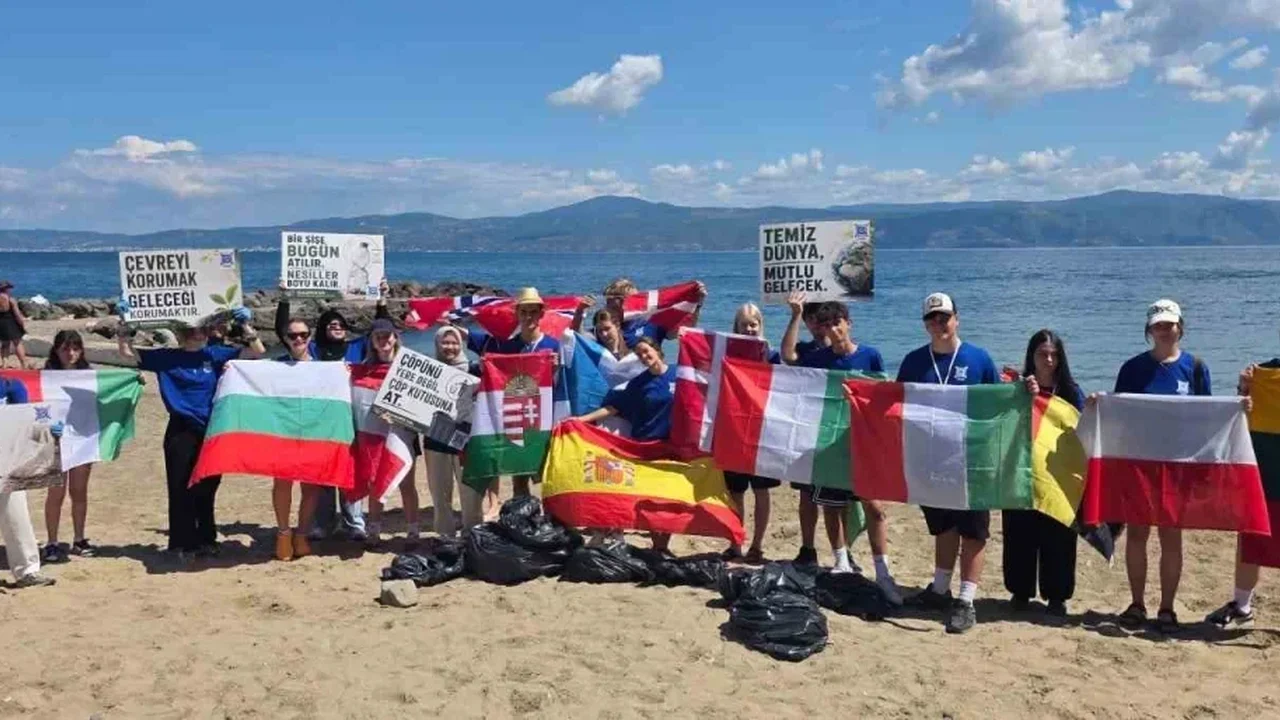 15 ülkeden gençler Bursa Mudanya'da çevre temizliği yaptı