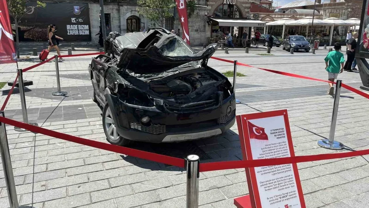 15 Temmuz'da tankın ezdiği araç Üsküdar Meydanı'nda sergileniyor
